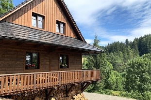 Valašská roubenka - přírodní jezero Jezerné