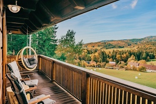 Roubená chata s výhledem na Radhošť - Beskydy