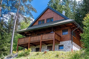 Roubená chata s výhledem na Radhošť - Beskydy