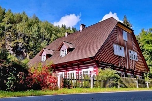 Roubenka s bazénem - říčka Bělá - Orlické hory