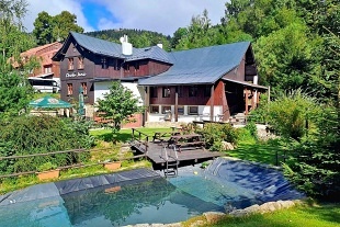 Horská chata a koupací jezírko - Jizerské hory