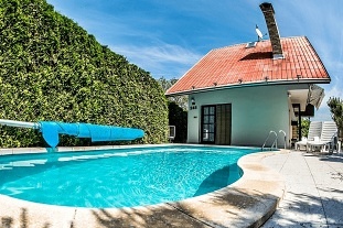 Chata s bazénem u řeky Lužnice - jižní Čechy