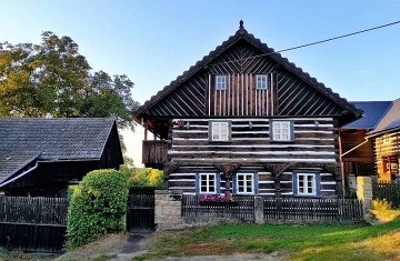 Roubenka bazén a hřiště - Máchovo jezero