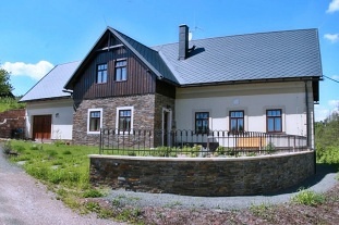 Chalupa a koupací jezírko - Černá hora - Krkonoše