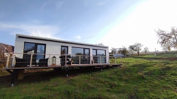 Tiny House Black Swallow - glamping Hostkovice