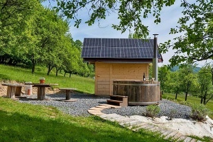 Chata a koupací sud - glamping samota - Zlínsko