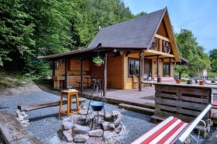 Chata a koupací sud - glamping samota - Zlínsko