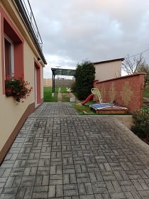 Apartmn s vivkou na zahrad - Dobev - Psek