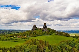 Roubená chalupa a bazén - výhled na hrad Trosky