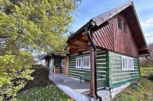 Recenze: Roubená chalupa a bazén - výhled na hrad Trosky