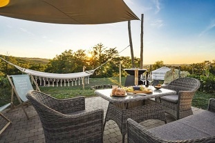 Jurty vinohrad a cyklostezka - glamping park Výhon