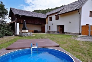Chalupa s bazénem - hrad Helfštýn - Lipník